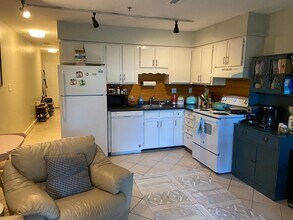 Building Photo - 40 Bee St