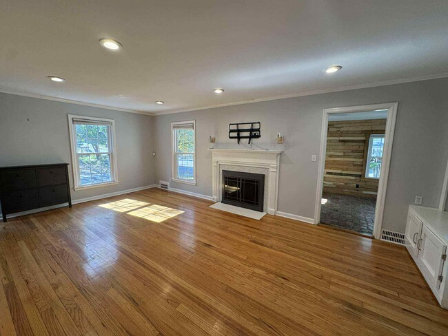 Building Photo - 400 E 65th St