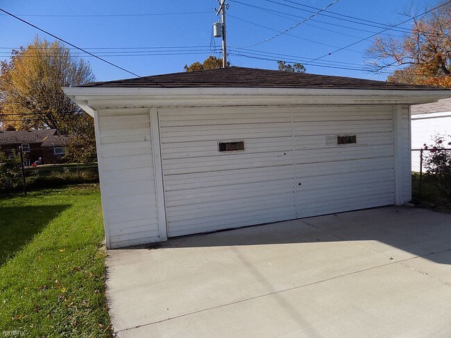Building Photo - 6507 N Vernon St