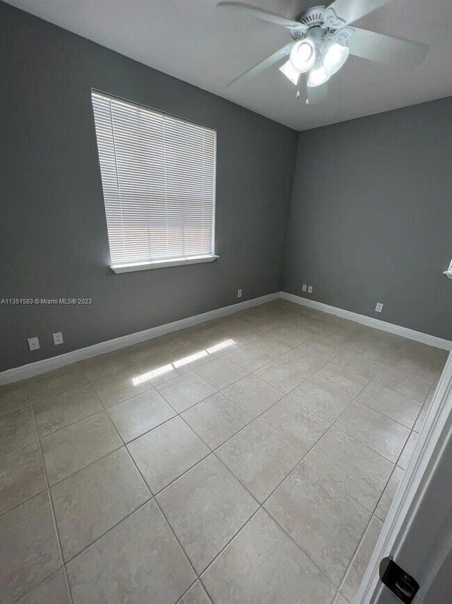 Foto del edificio - 10018 SW 24th St