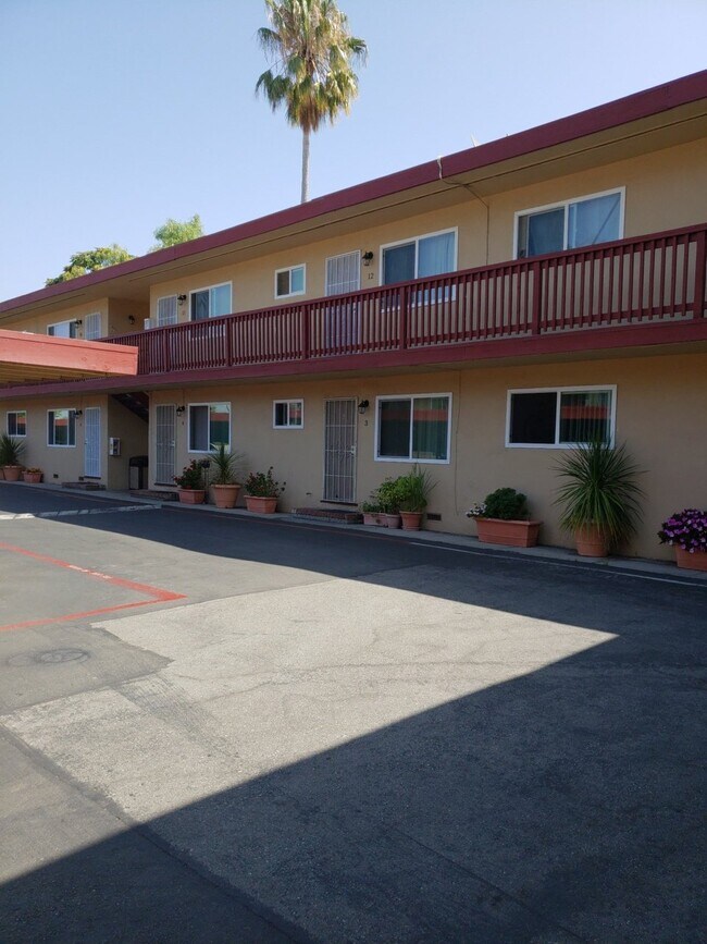 Foto del edificio - 1471 E Calaveras Blvd