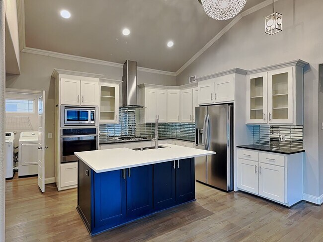 Foto del edificio - Come and see this gorgeous and completely remodeled home in highly desirable Frisco Heights area ...