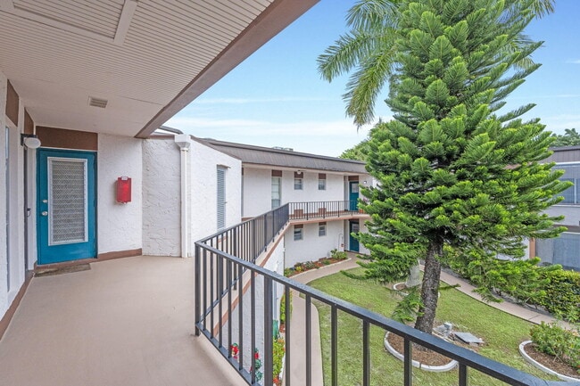 Building Photo - 3 Greenway Village N