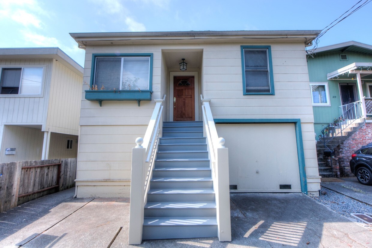Building Photo - 209 1st St