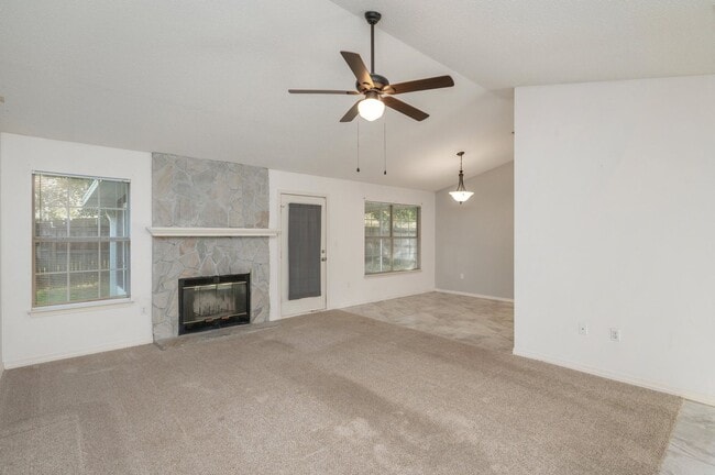 Building Photo - Updated Home South of I-10 in PRIME Crestview Location!