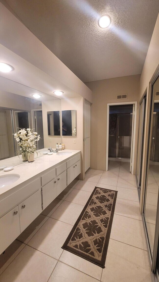 Foto del edificio - 68111 Lakeland Dr