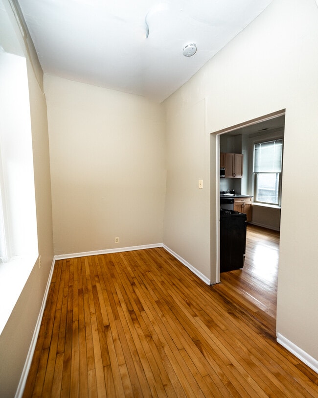 Building Photo - 1362 N Greenview Ave