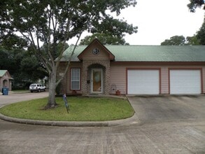Building Photo - 820 Tangle Oaks Dr