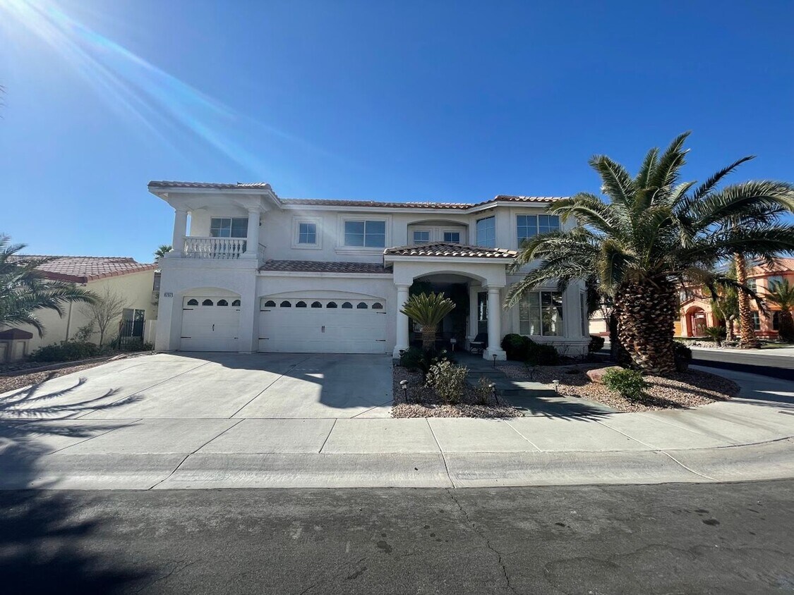 Foto principal - Gorgeous 5 BR/4BA home with pool & basement!