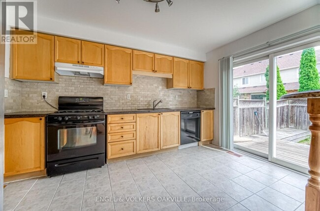 Building Photo - 1121 Barclay Cir