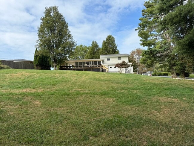 Building Photo - Spacious 4BR/2BA Tri-Level Home in Histori...