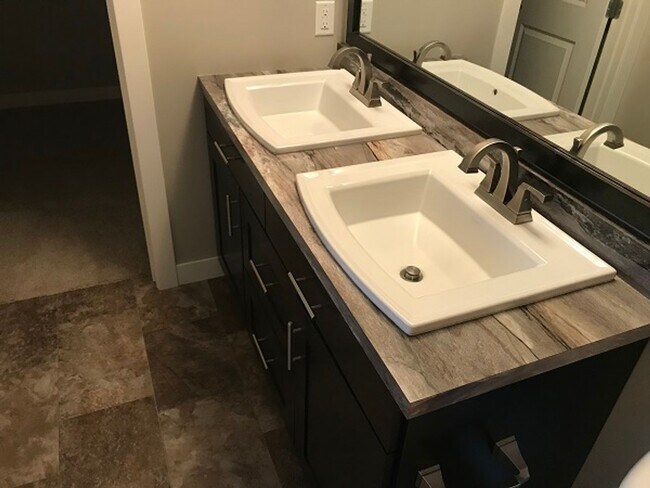 Foto del edificio - Spacious 4 bedroom/3 bathroom, with outdoor oasis in West Fargo