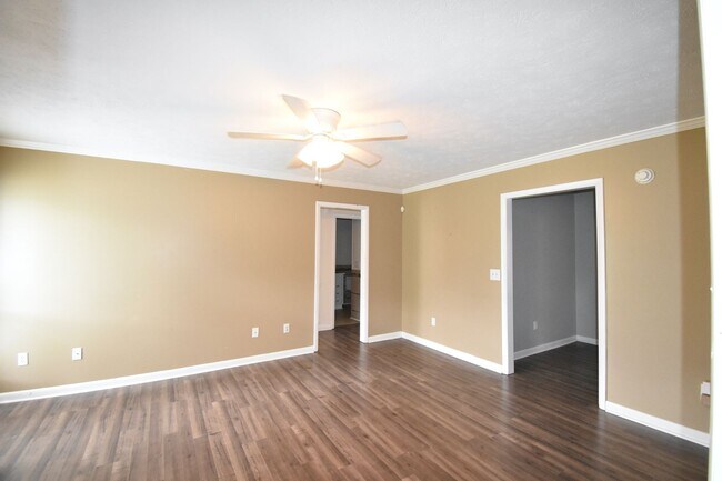 Foto del edificio - 6897 Kingsgate Dr