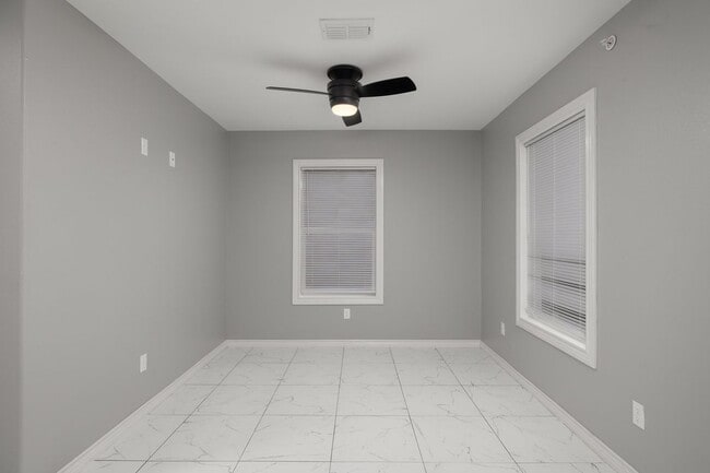 Building Photo - 2416 E Rogers Rd