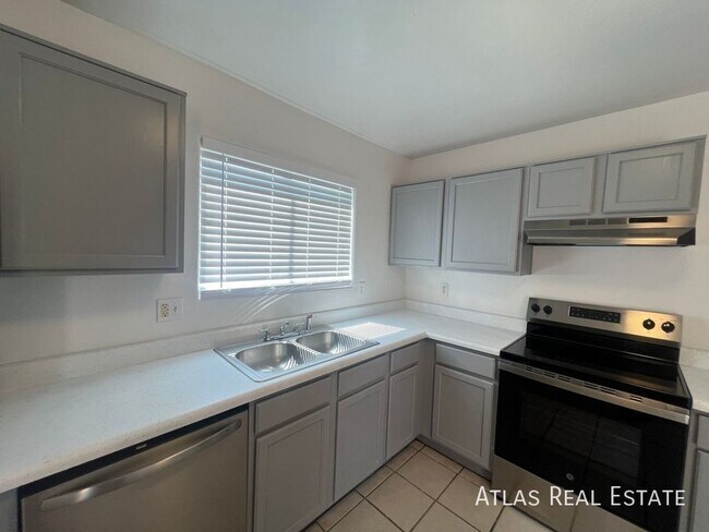 Building Photo - 508 N Iroquois Ave