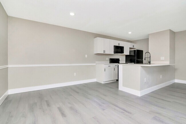 Building Photo - Ground Floor 1/1 with Den Newly Renovated