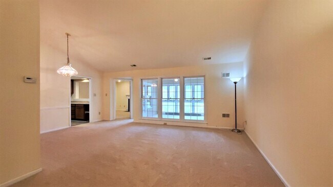 Building Photo - Big and Beautiful 2 Bedroom, 2 Full Bathro...