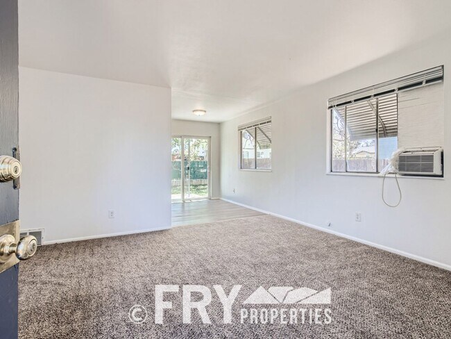 Foto del edificio - Updated large 2bed/1bath