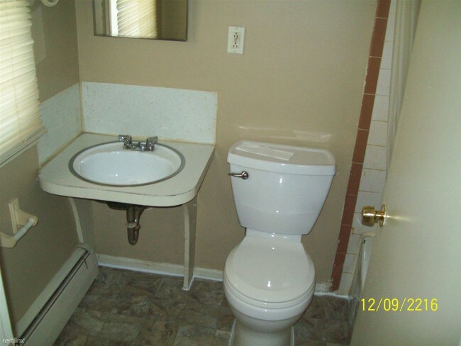 Building Photo - 1 br, 1 bath Apartment - 1926 W Court St
