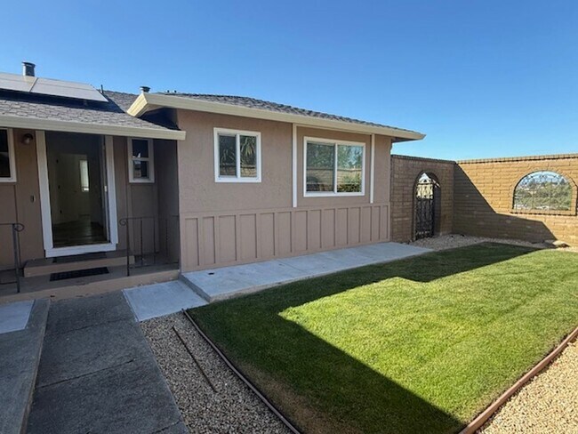 Foto del edificio - Remodeled 3 Bedroom Home with Bay Views + Stunning Backyard Patio