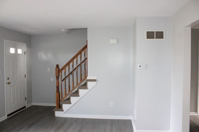 Foto del edificio - Two Bedroom Townhome with Attached Garage