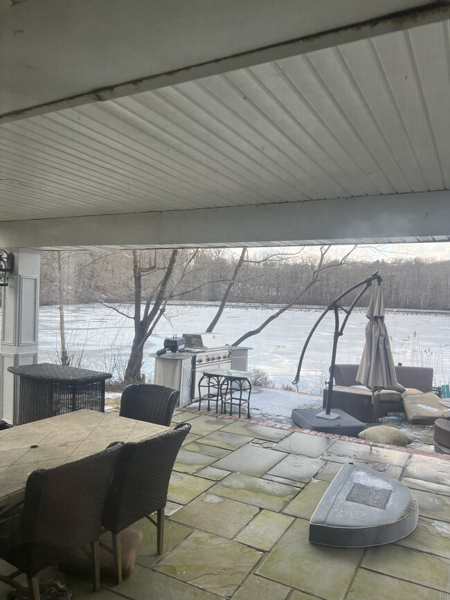 Lakefront Deck off apartment - 29 Frost Mill Rd