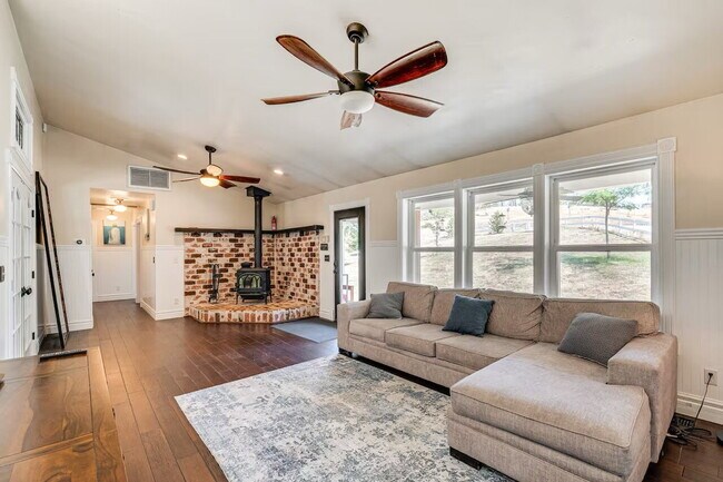 Building Photo - Beautiful 4-bedroom home situated on a pri...