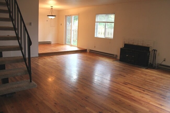 Building Photo - 3 Bed, 1 Bath Duplex in Lake Oswego