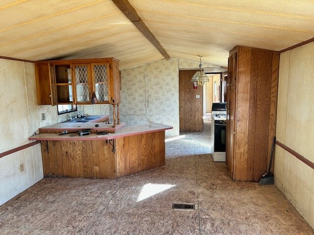 Building Photo - 2 bed/1 bath handyman!!