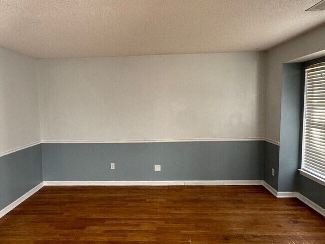 Foto del edificio - Northlake Mall Location!! Nice house with ...