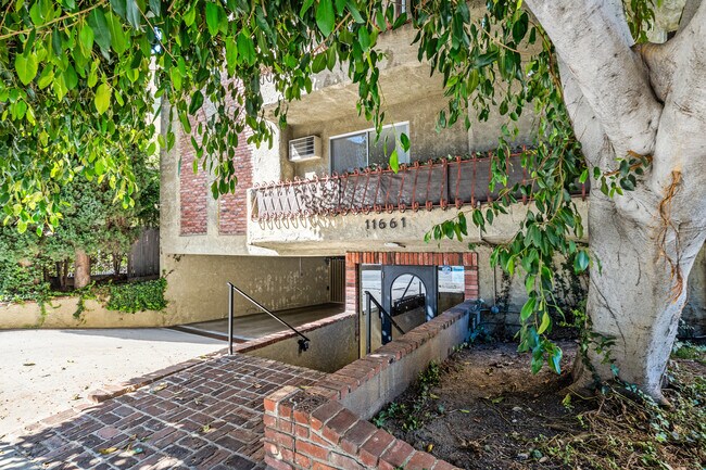 Foto del edificio - 11661 Goshen Ave