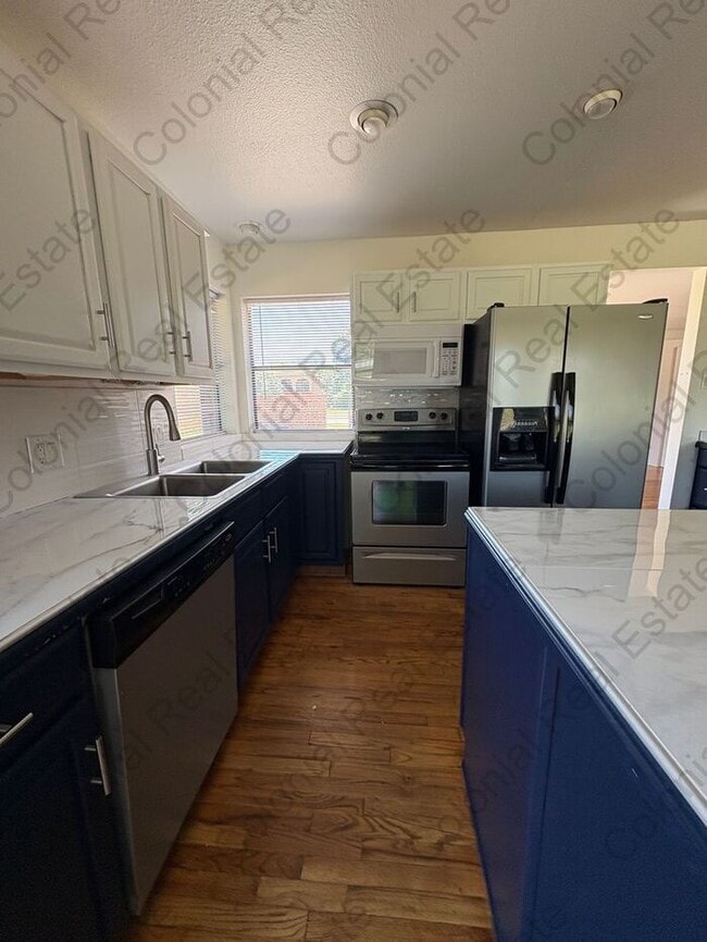 Building Photo - Spacious 3 bedroom, 3 bathroom home on the golf course.