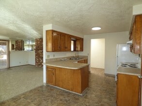 Building Photo - 2081 Elmwood Dr S