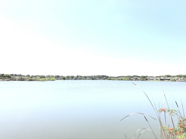 Foto del edificio - BEAUTIFUL LAKEFRONT SINGLE FAMILY HOME