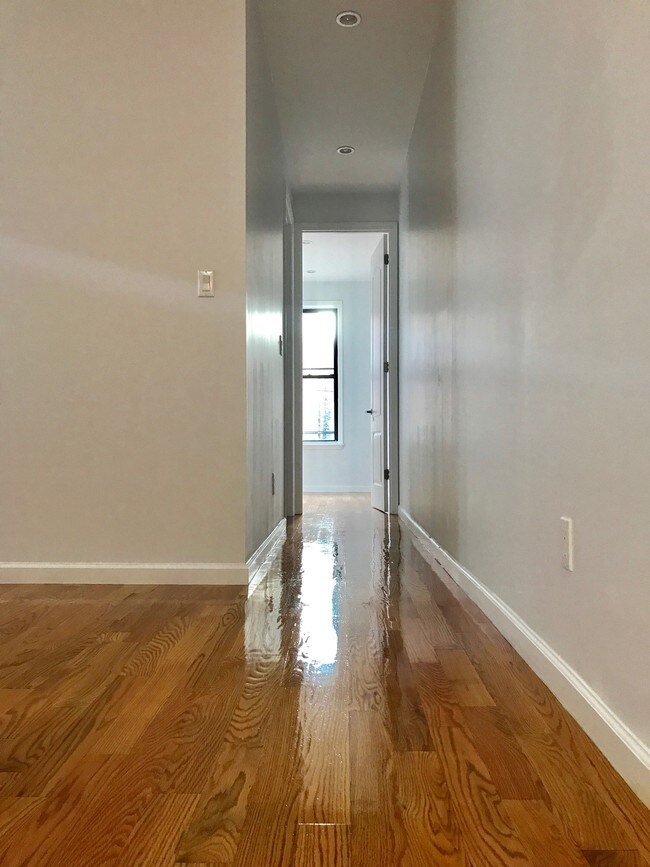 Building Photo - 35 Diamond St