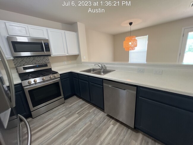 Building Photo - 5713 Silver Screen Dr