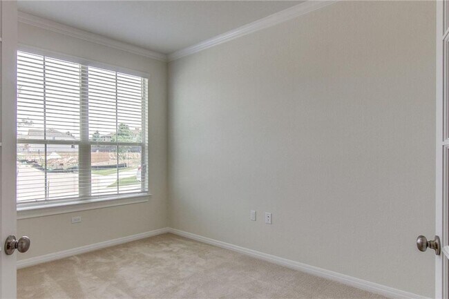Building Photo - 14220 Alloro Dr