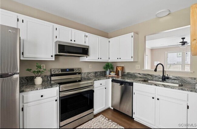 Foto del edificio - Charming 2BR House in Richmond