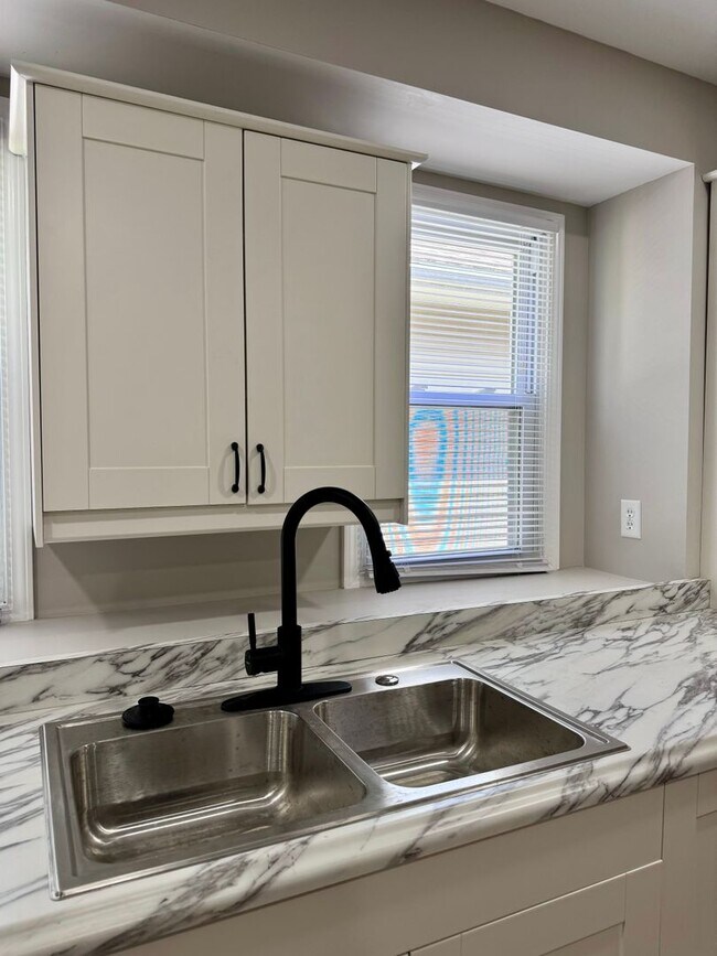 Foto del edificio - Charming & Fully Remodeled 2-Bed Gem – Your Perfect Home Awaits!