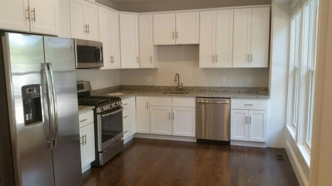 Building Photo - Newton Townhouse Available for Summer Move-In