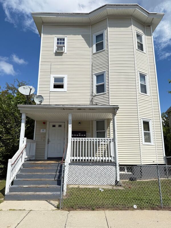 Building Photo - 107 College St