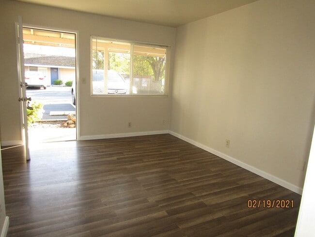 Building Photo - Cozy Updated One Bed One Bath Apartment Ne...