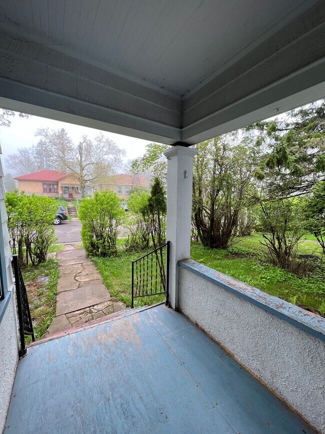 Building Photo - AVAILABLE JUNE - 3 Bed 2 Bath Spacious Hom...