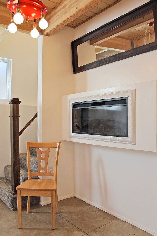 Building Photo - Minimal Living at Its Finest! Sleek 2 Bed,...