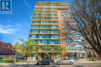 Building Photo - 180 York St