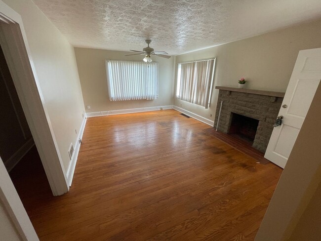 Building Photo - Great Brick Home or Office Space near down...