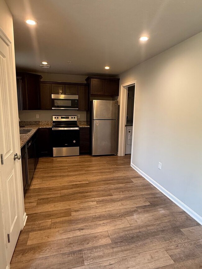 Building Photo - Beautiful 3 bedroom, 2.5 bath townhouse av...