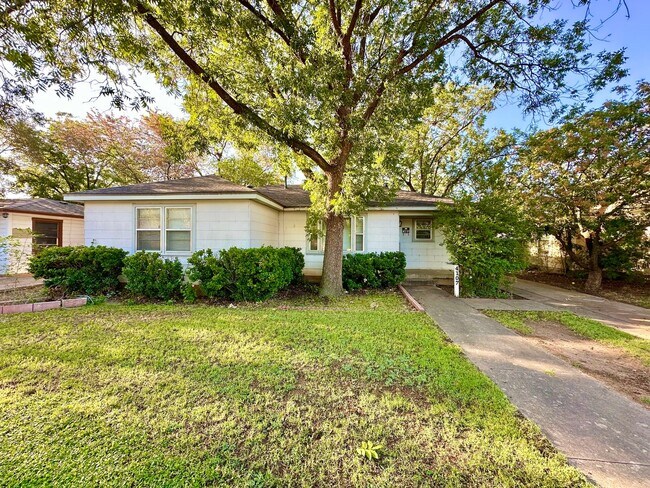 Building Photo - Cozy Three Bedroom, Centrally Located!