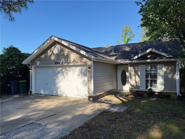 Building Photo - 854 Tamarack St
