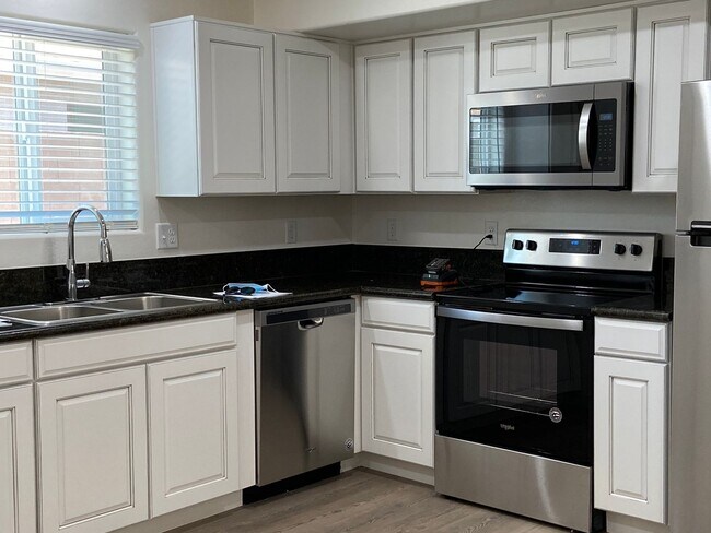 Foto del edificio - 2 bedroom 1 bath unit available